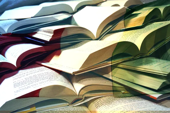libri con bandiera italiana in trasparenza