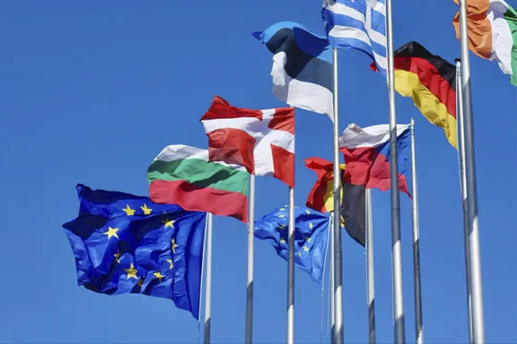 Bandiere di varie Nazioni al vento