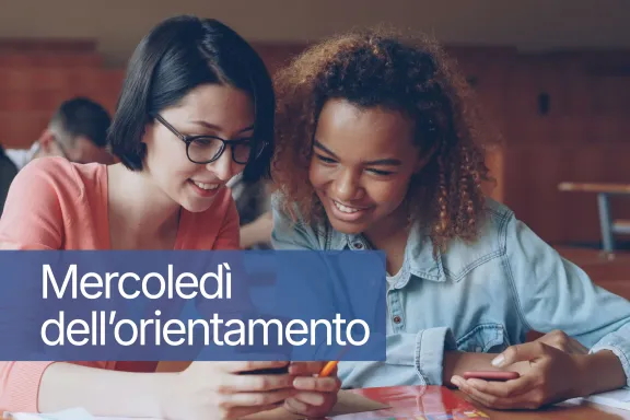 due studentesse che leggono un documento 