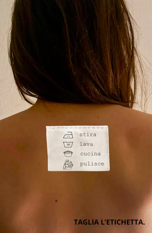 donna con un'etichetta sulla schiena: "stira, lava, cucina, pulisce"