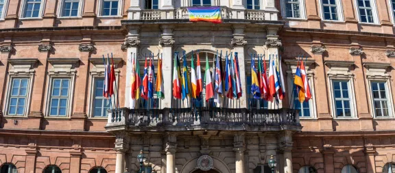 particolare della facciata di palazzo Gallenga con la bandiera della pace