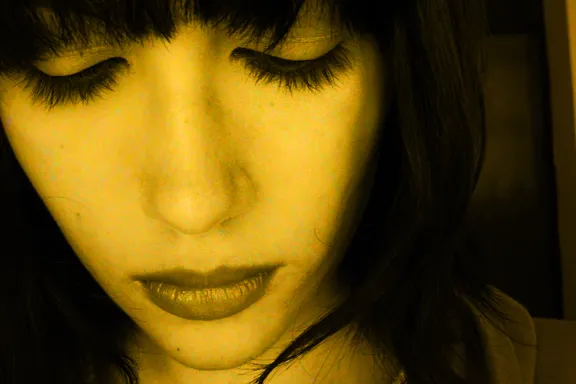 volto di donna triste