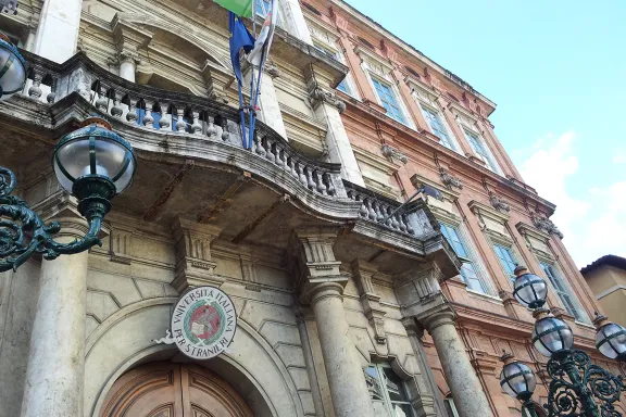 particolare della facciata di palazzo Gallenga