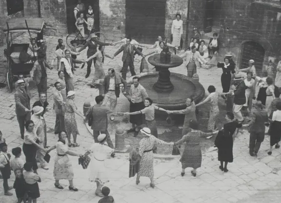 un girotondo in bianco e nero di studenti 