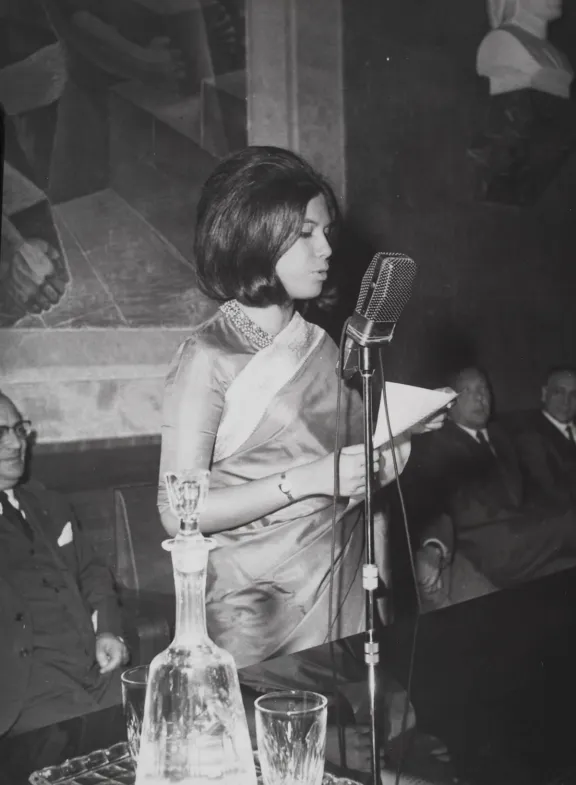 foto storica di studentessa 