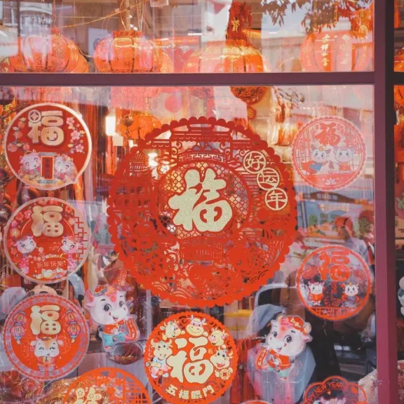 vetrina e in trasparenza lanterne cinesi