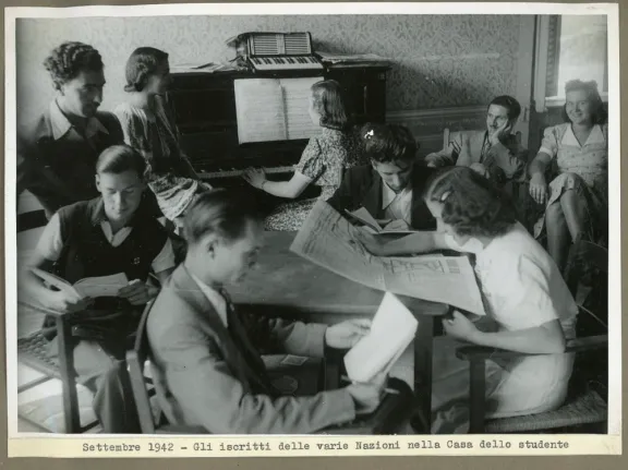 Settembre 1942 - Gli sicritti delle varie nazioni nella Casa dello studente