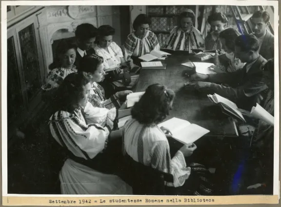 Settembre 1942 - Le studentesse romene nella biblioteca