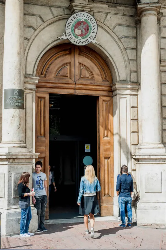 l'ingresso di palazzo Gallenga, sede storica dell'Ateneo