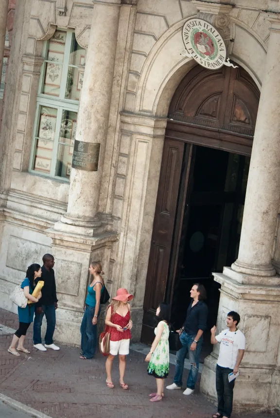 studenti fuori da palazzo Gallenga