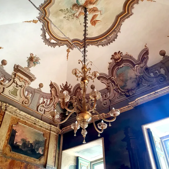 un lampadario all'interno di palazzo Gallenga