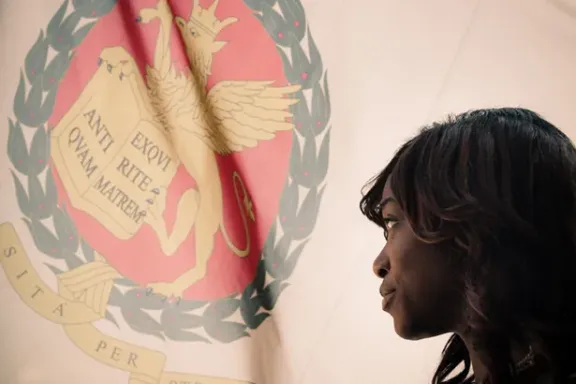 volto di ragazza con la bandiera dell'Ateneo sullo sfondo