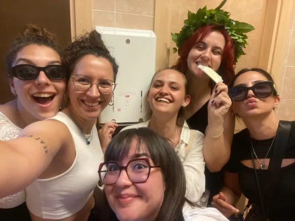 studentesse vicino all'espositore degli assorbenti