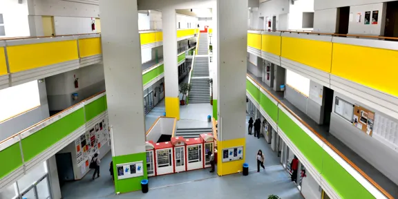 l'intérieur d'un bâtiment de l'Université de Nantes